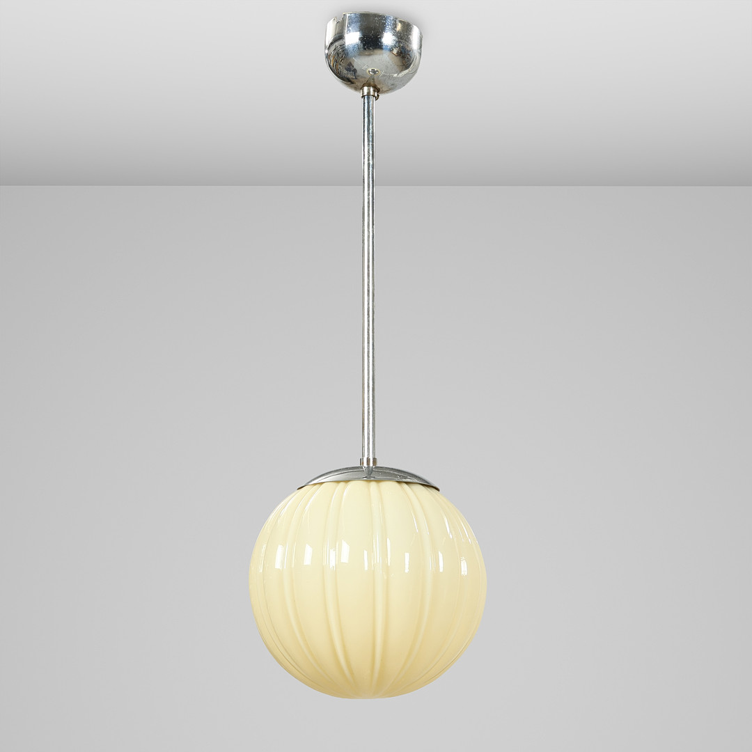 Loftlampe i funkisstil af forkromet metal og opalglas, dansk eller svensk lampeproducent, 1930/40'erne.