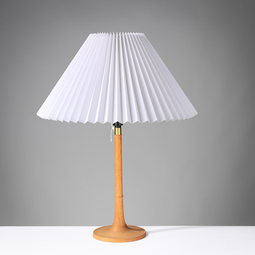 KAARE KLINT. Bordlampe af eg, model 301.
