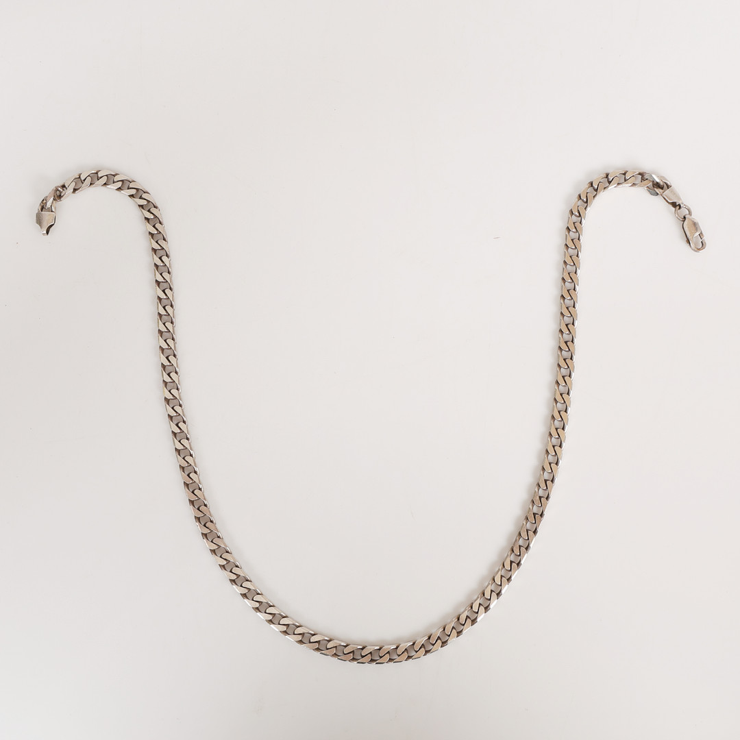 A SILVER CURB LINK NECKLACE.