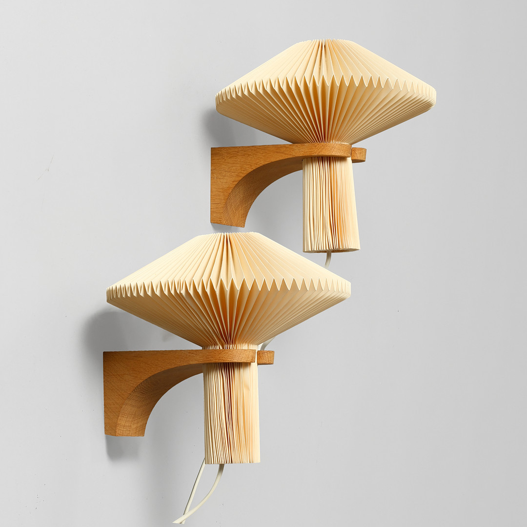 VILHELM WOHLERT. Et par væglamper af egetræ med plisseret skærm af plastik, Le Klint "Mushroom", Model 204, Danmark, designet 1957 (2).