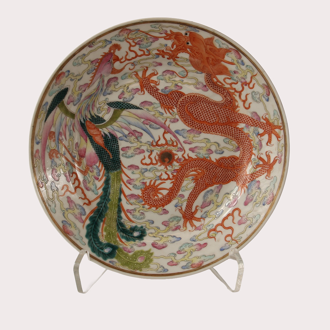 TALLRIK, porslin, emaljfärger och förgyllning. Femkloig drake och Fenixfågel, bland eldsflammor och moln. Kina, Guangxu (1874-1908) Märke och tid.