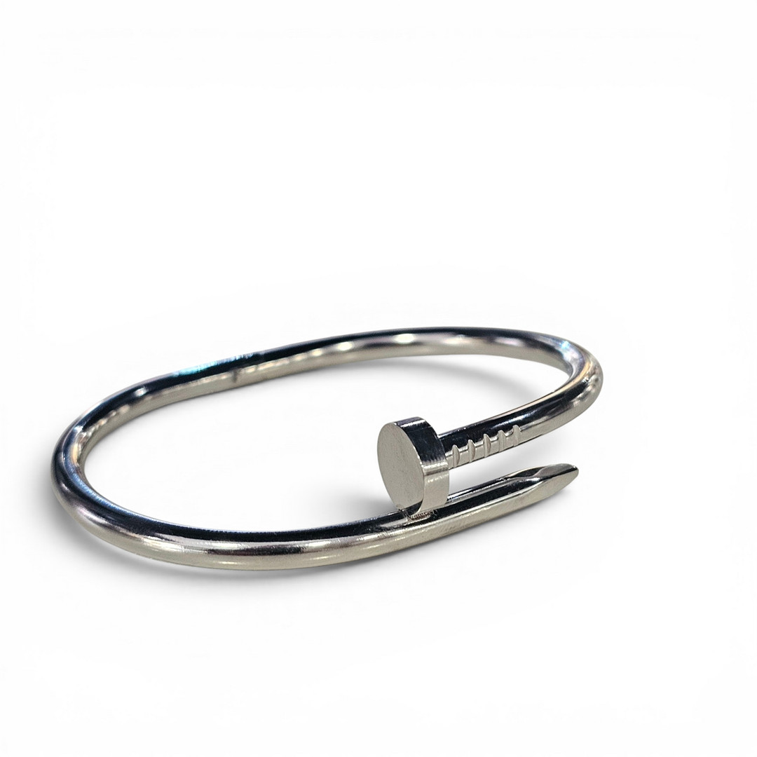 Pulsera estilo clavo en acero inoxidable.