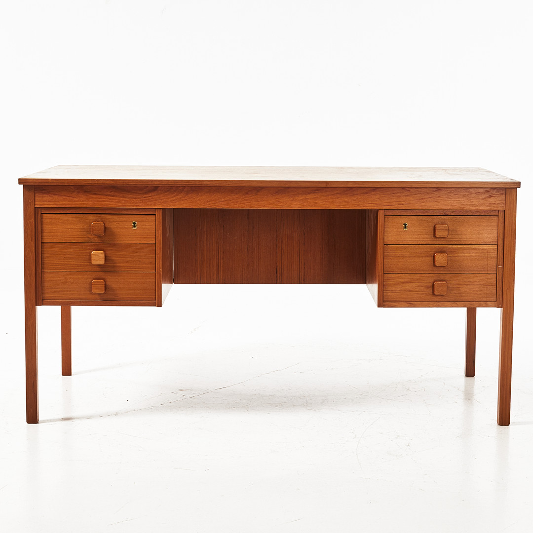 SKRIVBORD, fanérat i teak, Domino Möbler, etikettmärkt, Danmark, 1900-talets andra hälft.