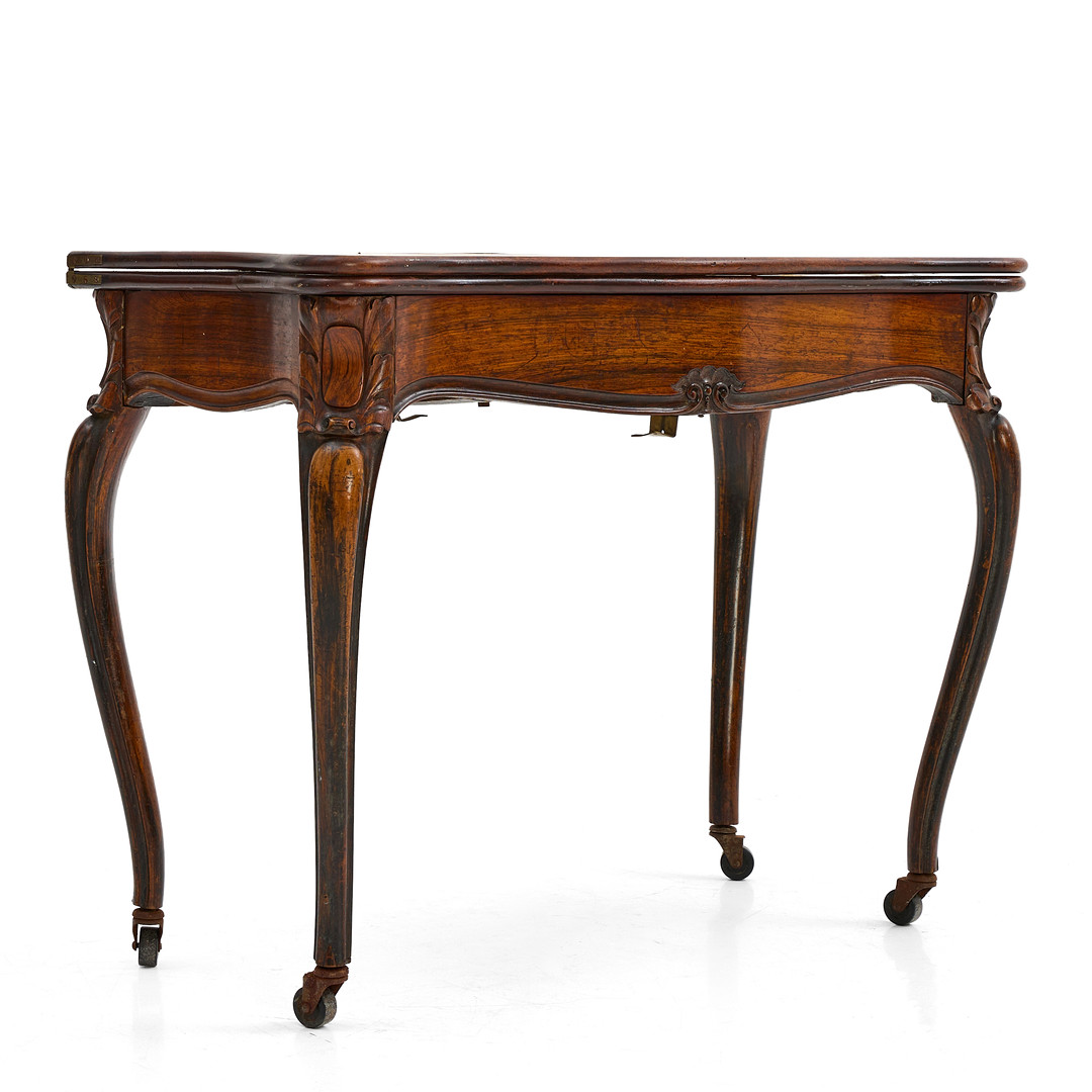 SPELBORD, 1800-tal, skuren dekor, hjultrissor, mahogny.