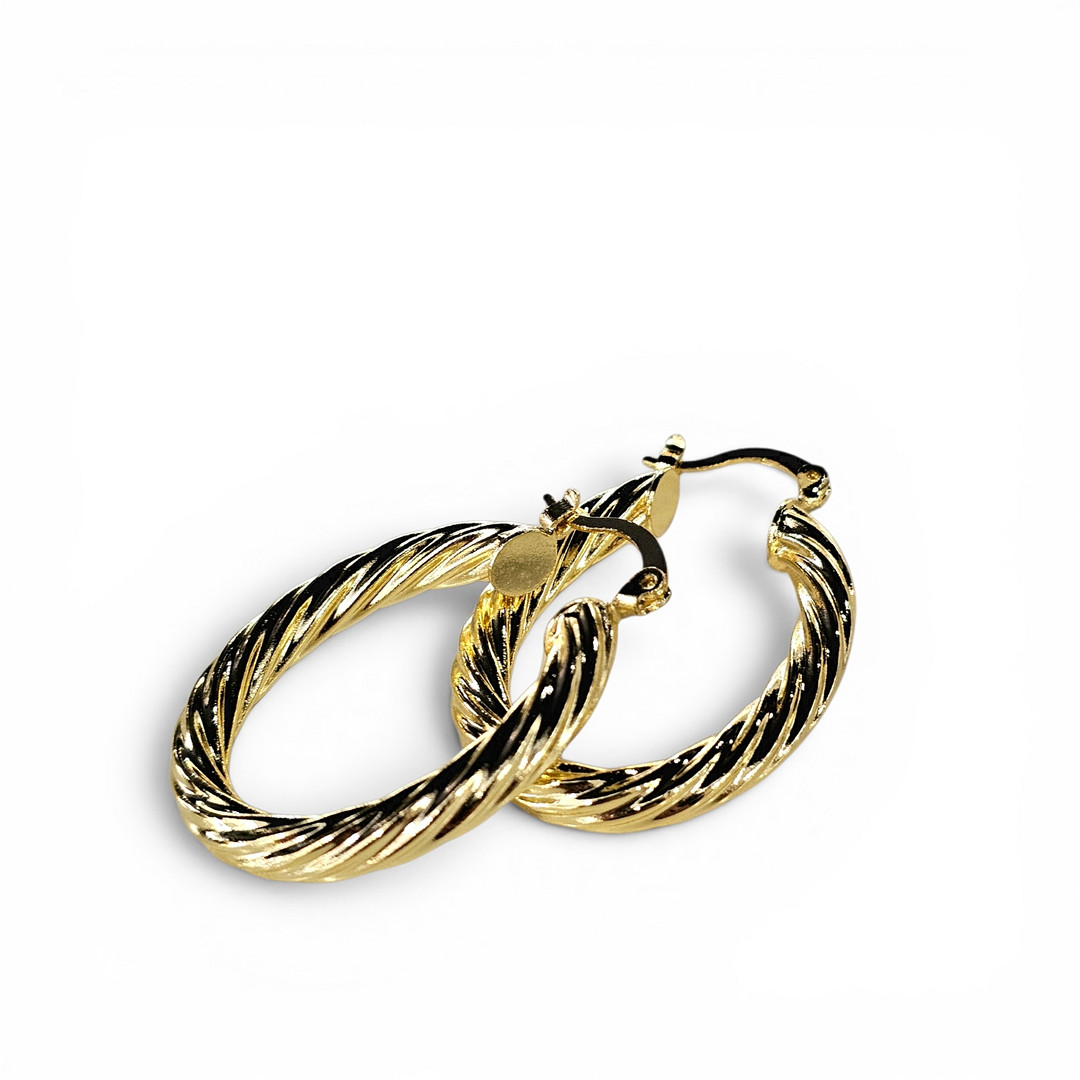 Grandes criollas en metal dorado.