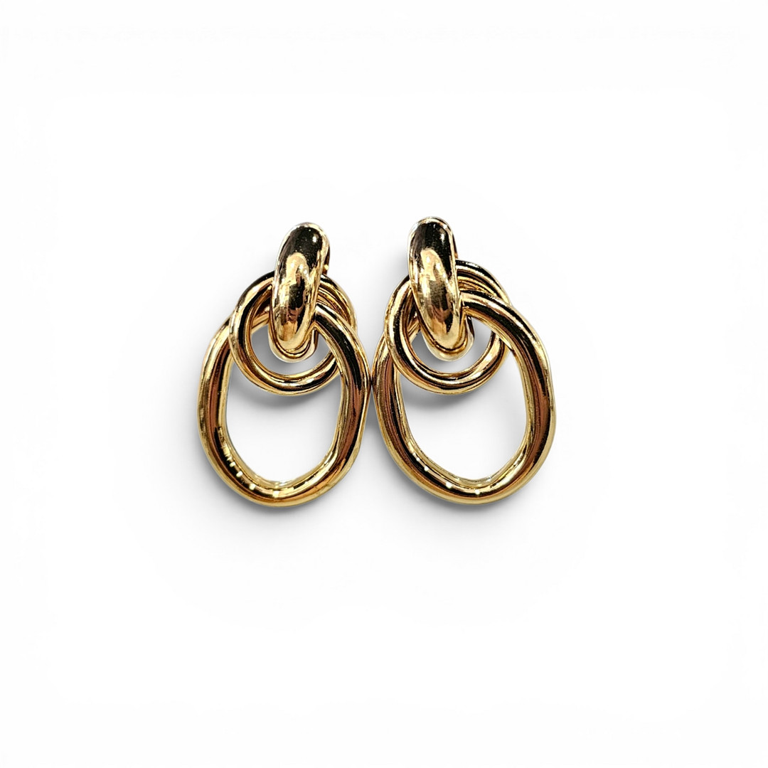 Pendientes en metal dorado.