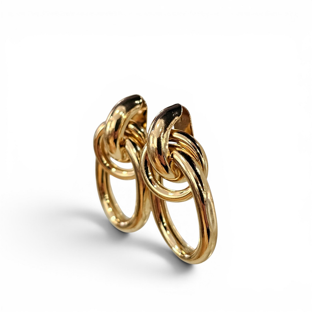 Pendientes en metal dorado.