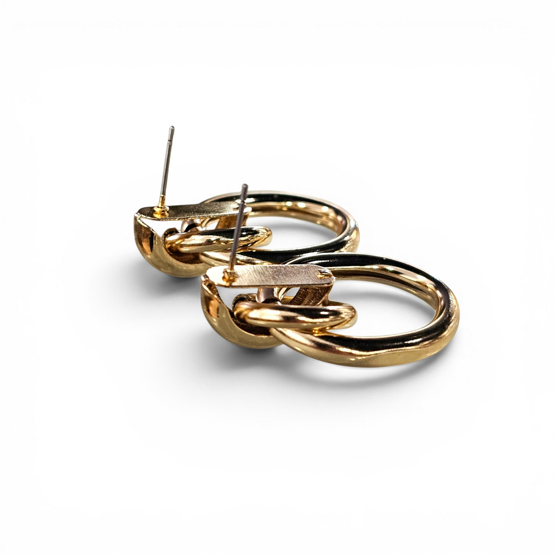 Pendientes en metal dorado.