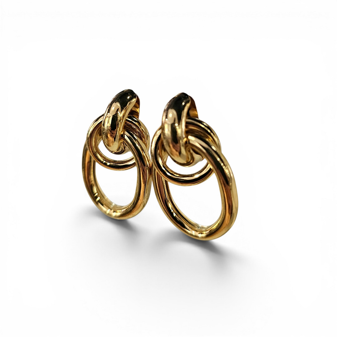 Pendientes en metal dorado.