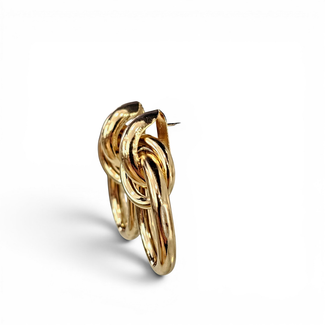 Pendientes en metal dorado.