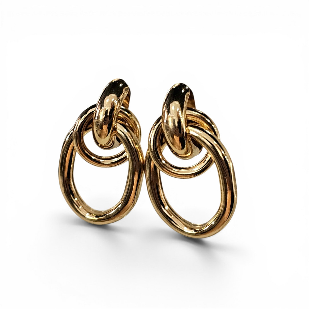 Pendientes en metal dorado.