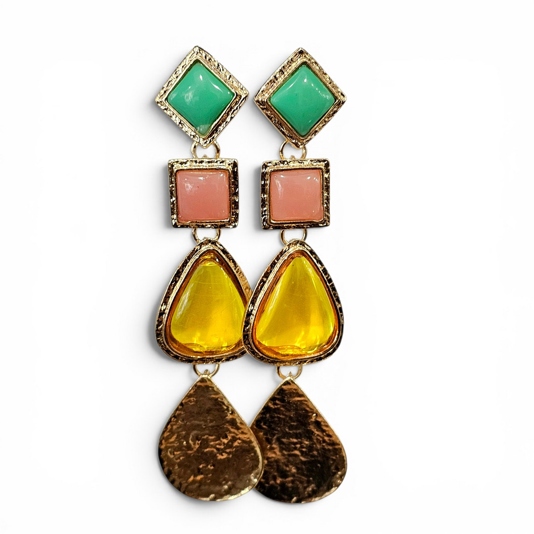 Largos pendientes en metal dorado y esmalte de distintos colores.