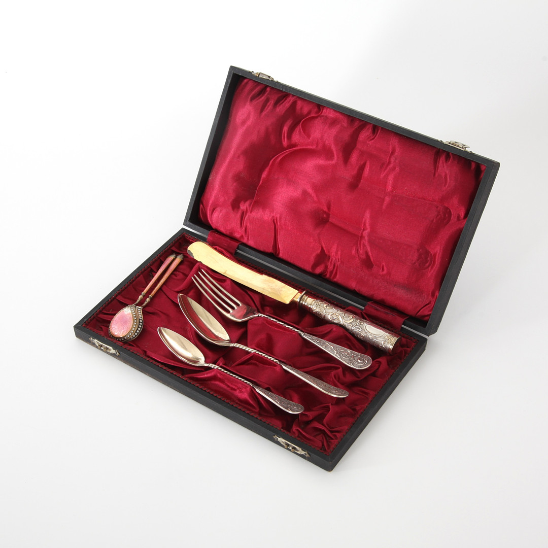 BESTICKSET, 6 delar i schatull, silver med förgyllning och emalj, 1891.