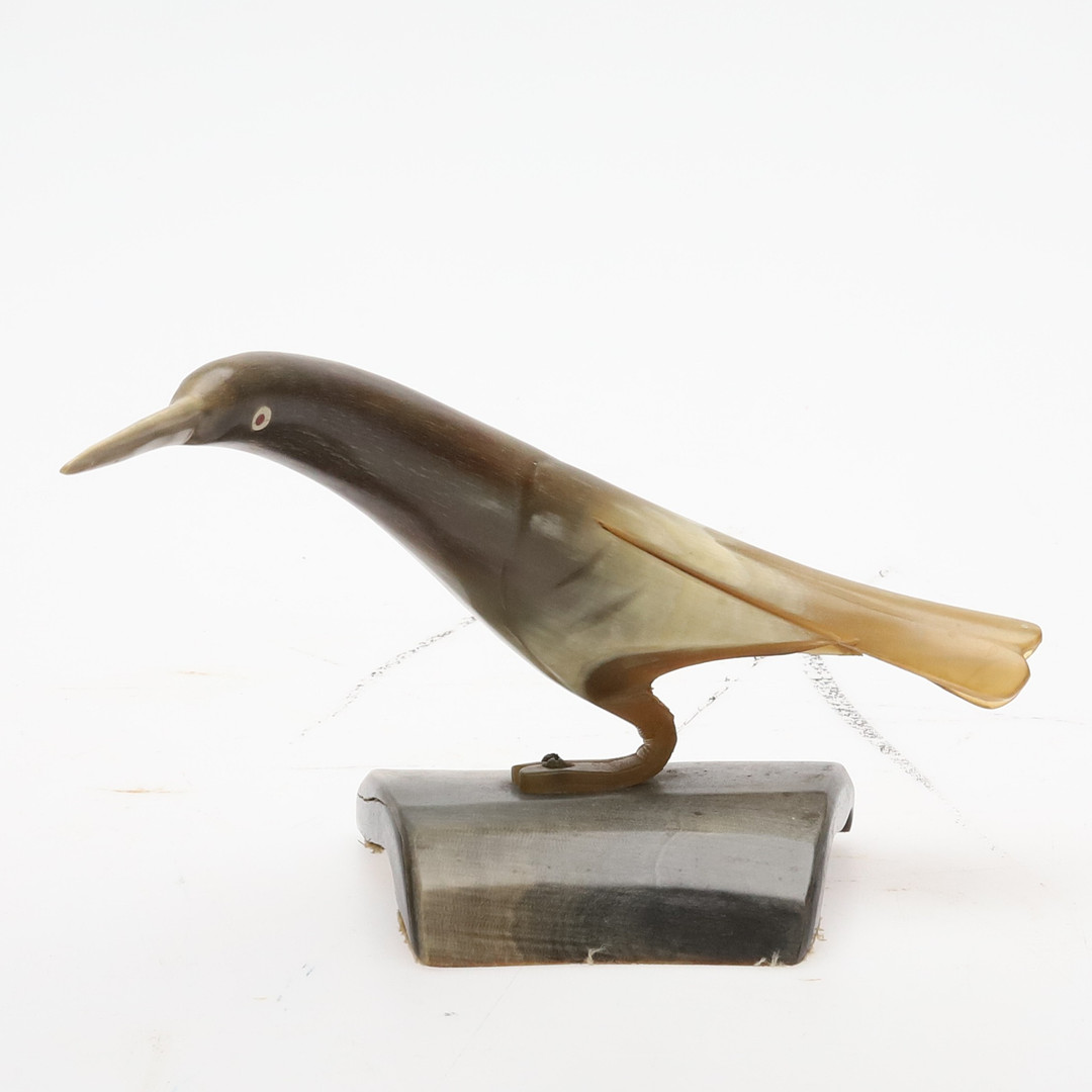 FIGURIN. Skuret horn i form av fågel, 1900-tal.
