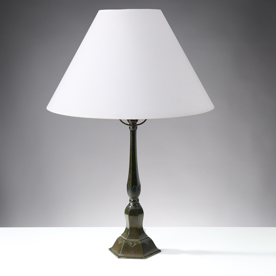 JUST ANDERSEN (1884-1943). Slank bordlampe af diskometal på sekskantet fod, modelnr. 59, Danmark, Nordisk Art Deco, formgivet 1926-1929.