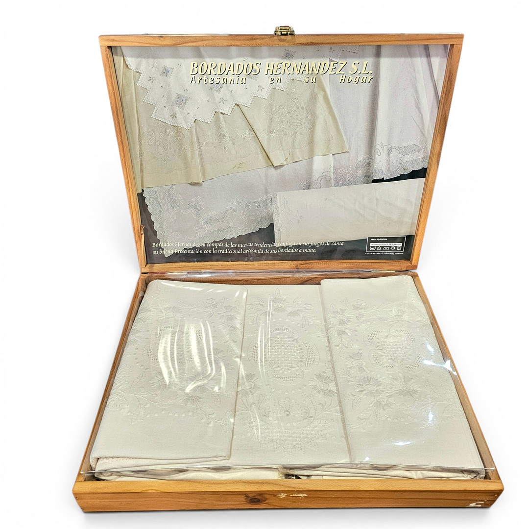 Juego de cama en algodón finamente bordado con estuche original.