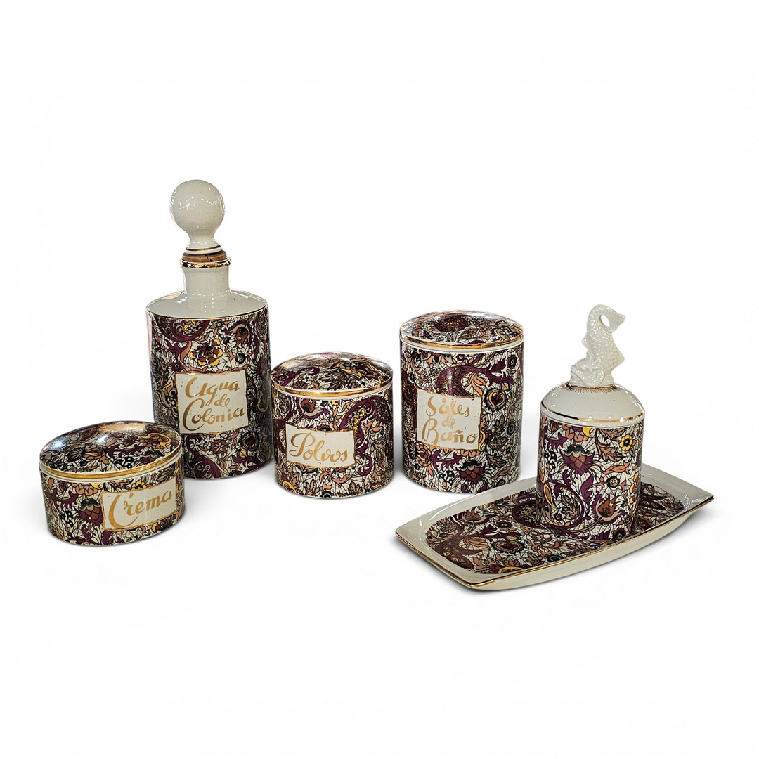 Juego de baño en porcelana española. Seis piezas.