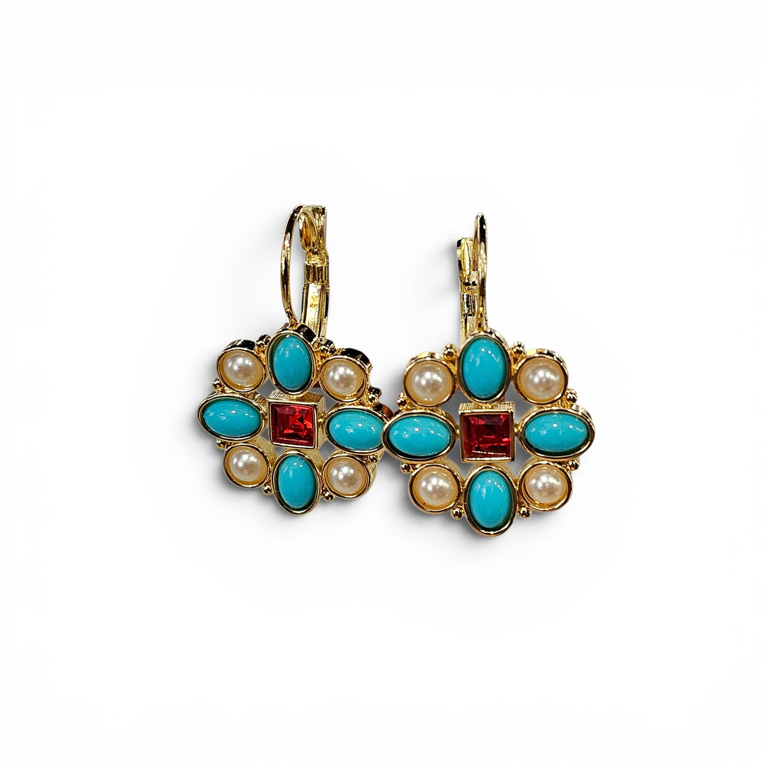 Pendientes en metal dorado con cuentas de colores.