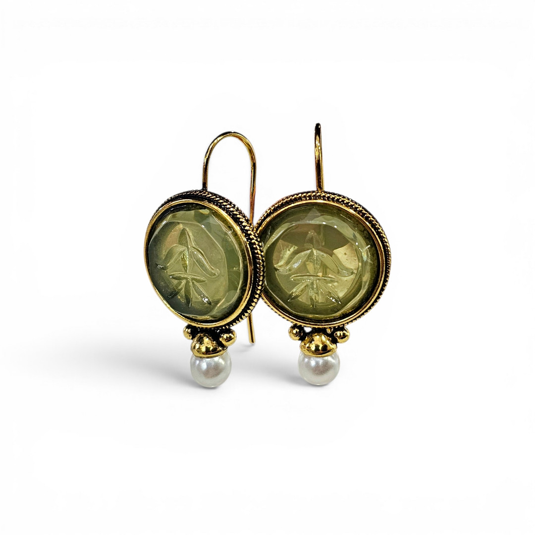 Pendientes estilo antiguo en metal dorado.