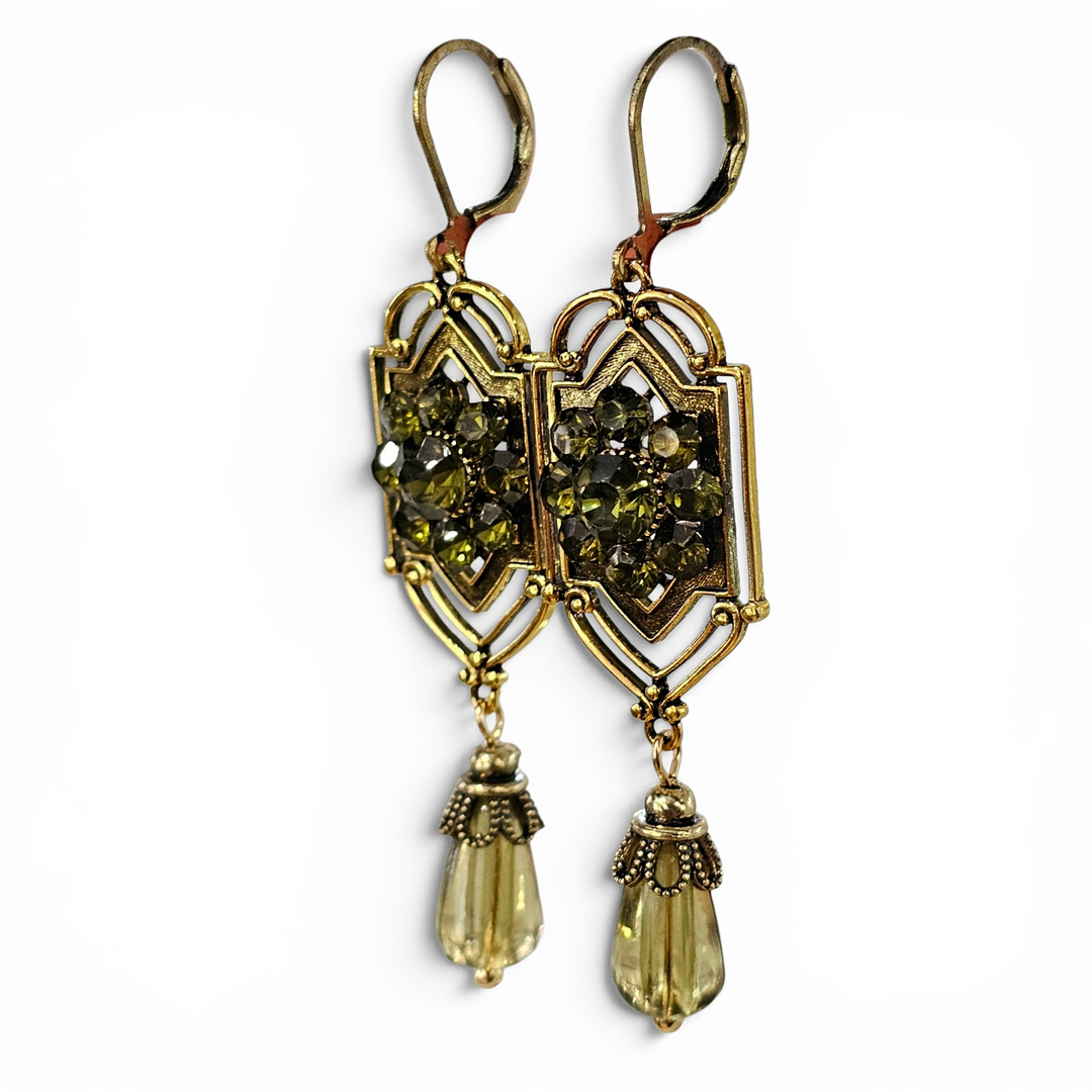 Pendientes de estilo antiguo en metal dorado con cristal verde.