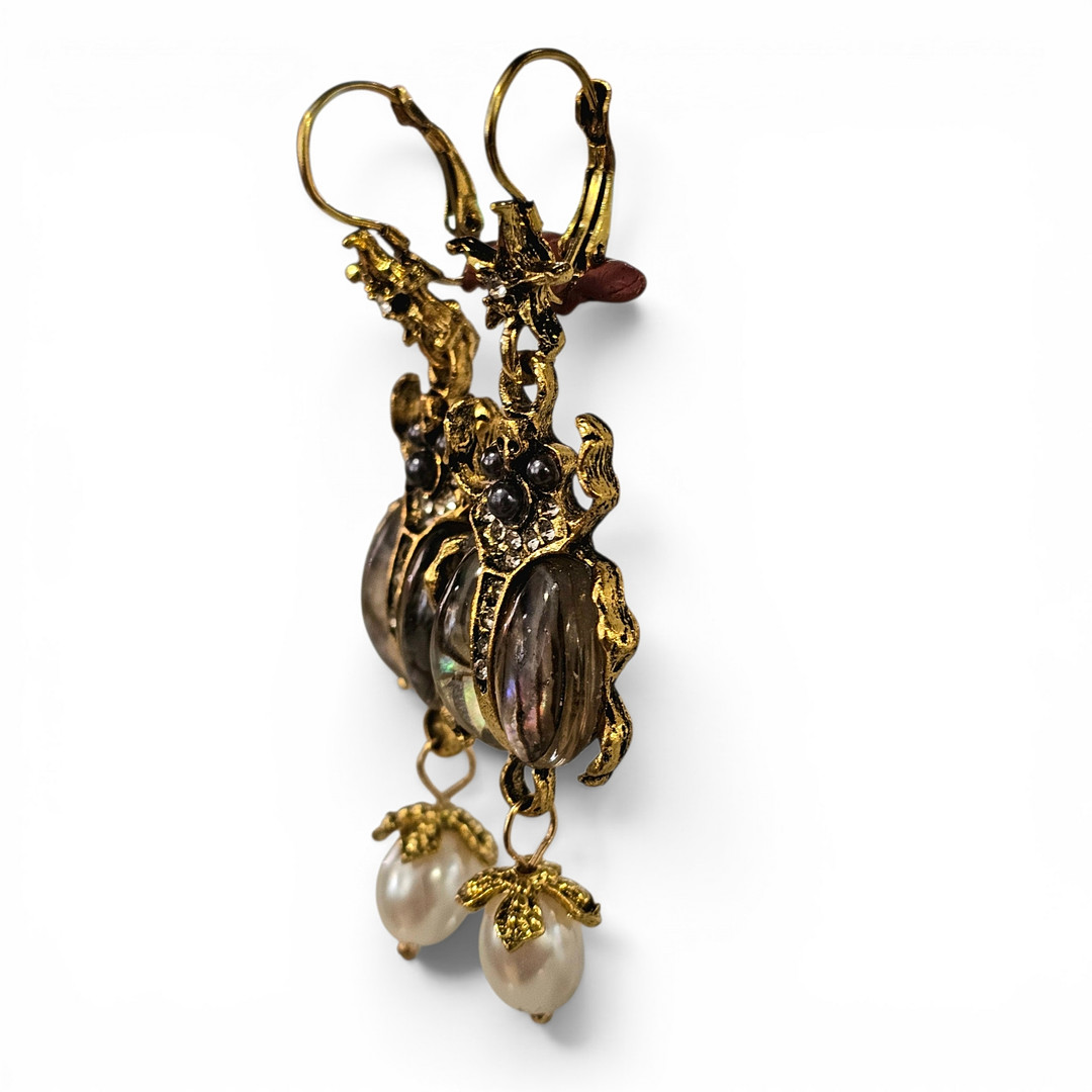 Pendientes estilo antiguo con motivo de escarabajos en metal dorado.