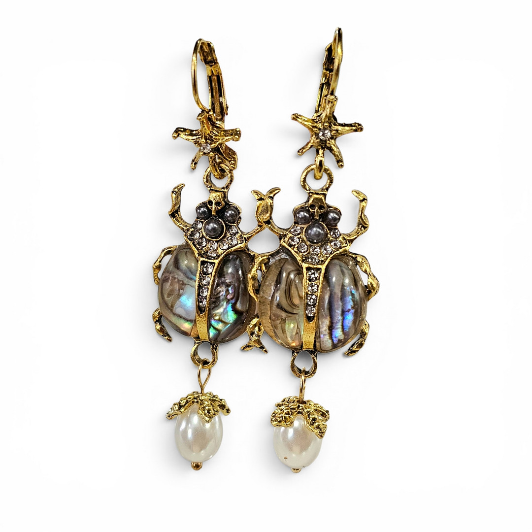 Pendientes estilo antiguo con motivo de escarabajos en metal dorado.