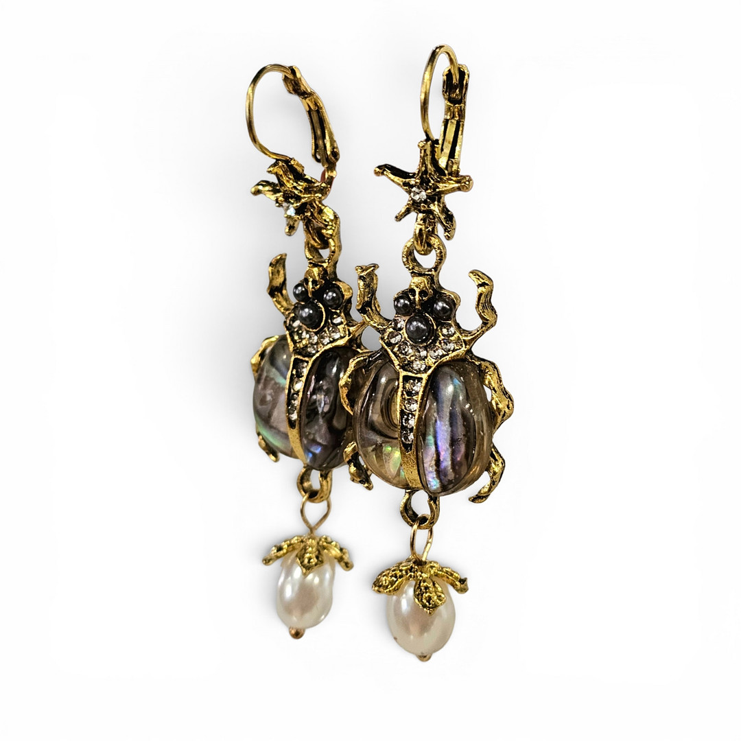 Pendientes estilo antiguo con motivo de escarabajos en metal dorado.
