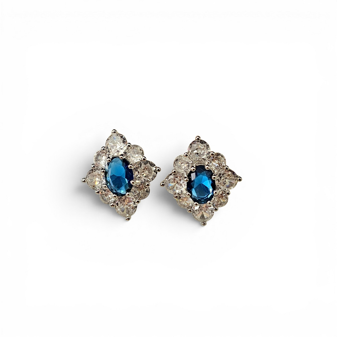 Pendientes estilo clásico en metal plateado con cristales.