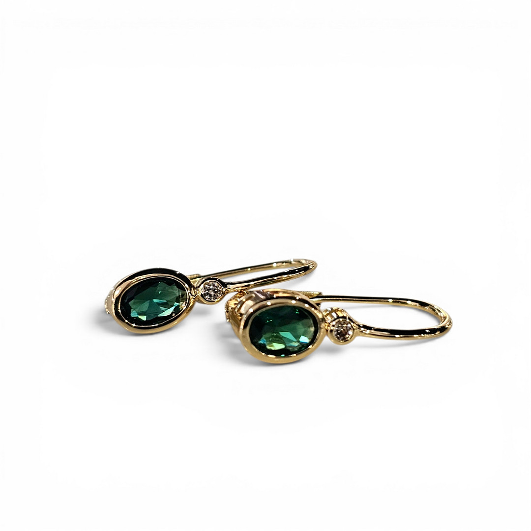Pendientes estilo clásico en metal dorado con cristales.