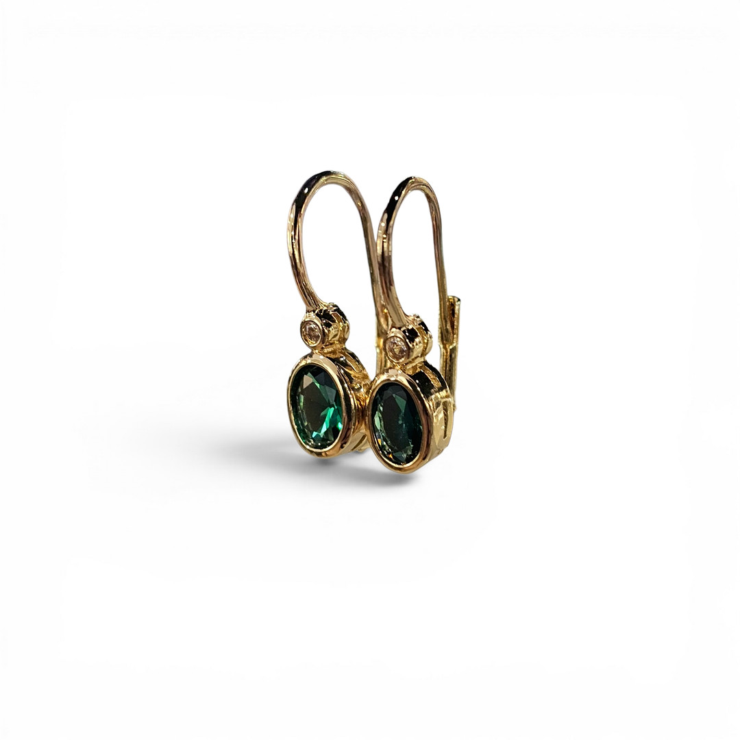 Pendientes estilo clásico en metal dorado con cristales.