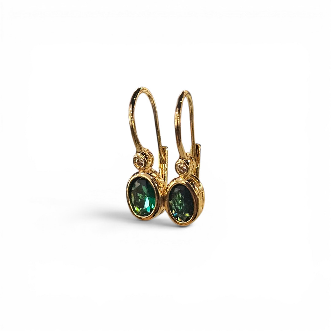 Pendientes estilo clásico en metal dorado con cristales.