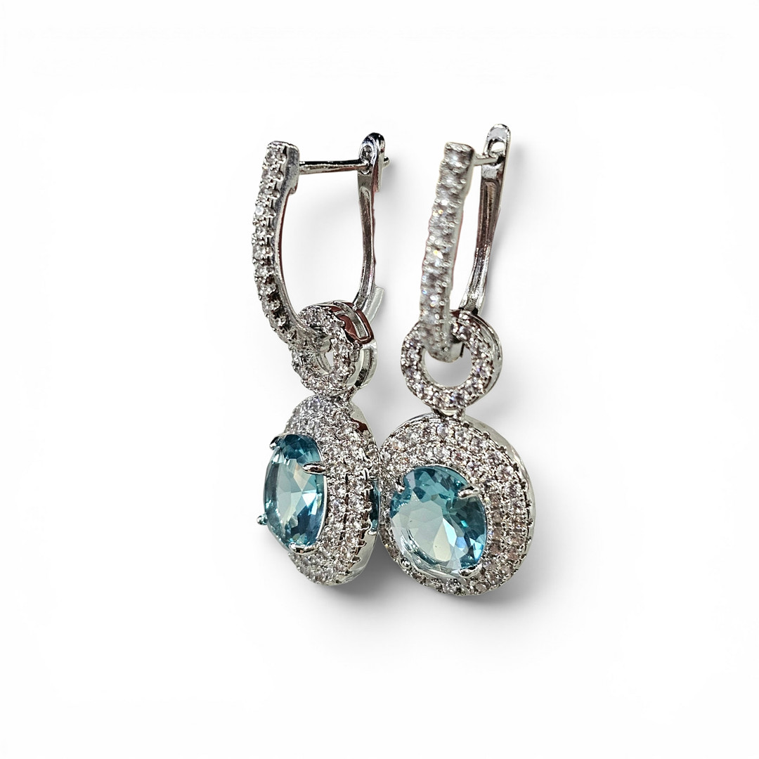 Pendientes con rosetón de circonitas y metal plateado.