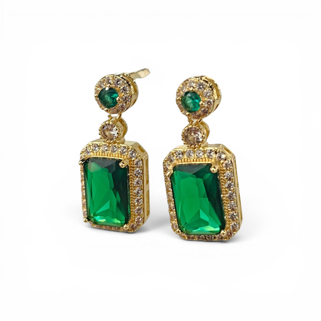 Pendientes en metal dorado con símil esmeralda.
