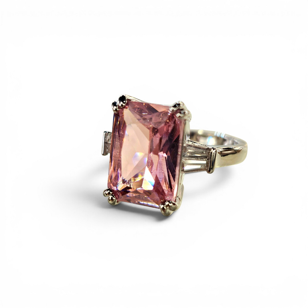 Sortija con símil cuarzo rosa en metal plateado.