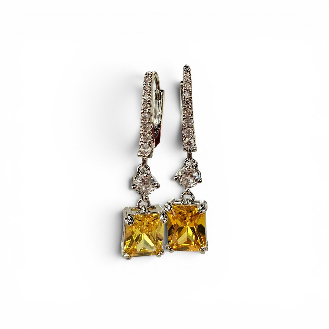 Pendientes con símil citrino y circonitas en metal plateado.