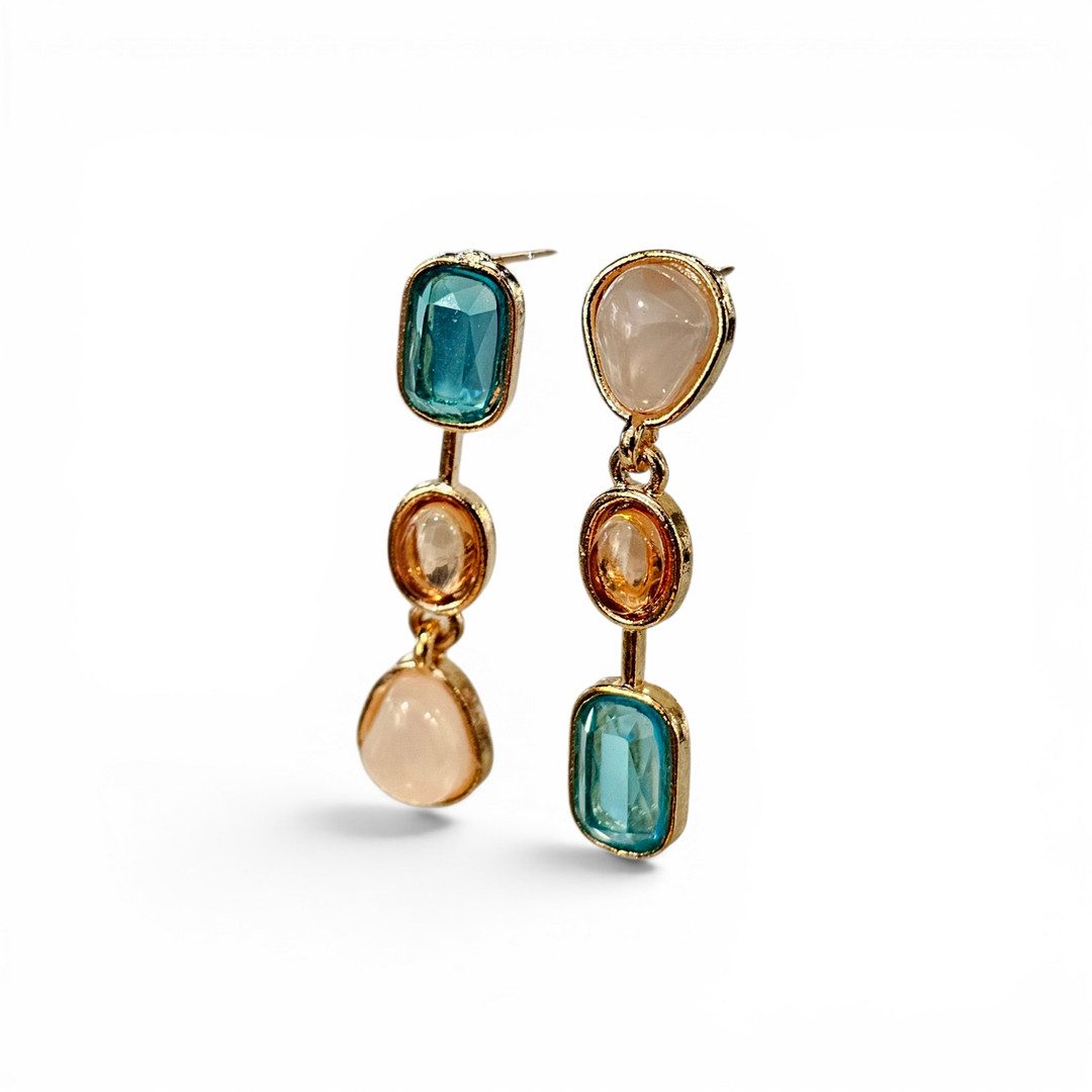 Pendientes de tres detalles en símil piedra en metal dorado.