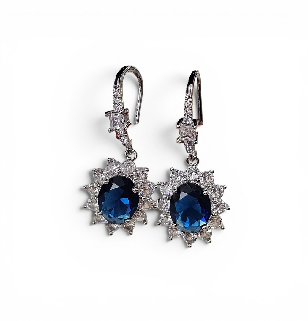 Pendientes con rosetón de circonitas en metal plateado.
