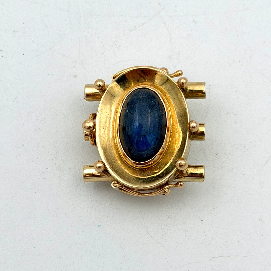 BROSCH/ HALSLÅS, guld 14k, infattad cabochonslipad labradorit, lås för 3-radigt collier, baksida med nål.