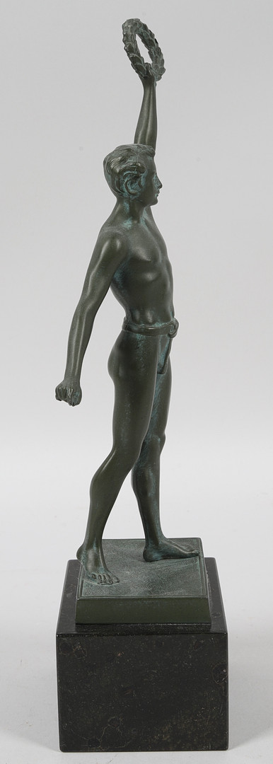 SKULPTUR på sockel av marmor, patinerad metall, atlet med segerkrans, 1900-tal.