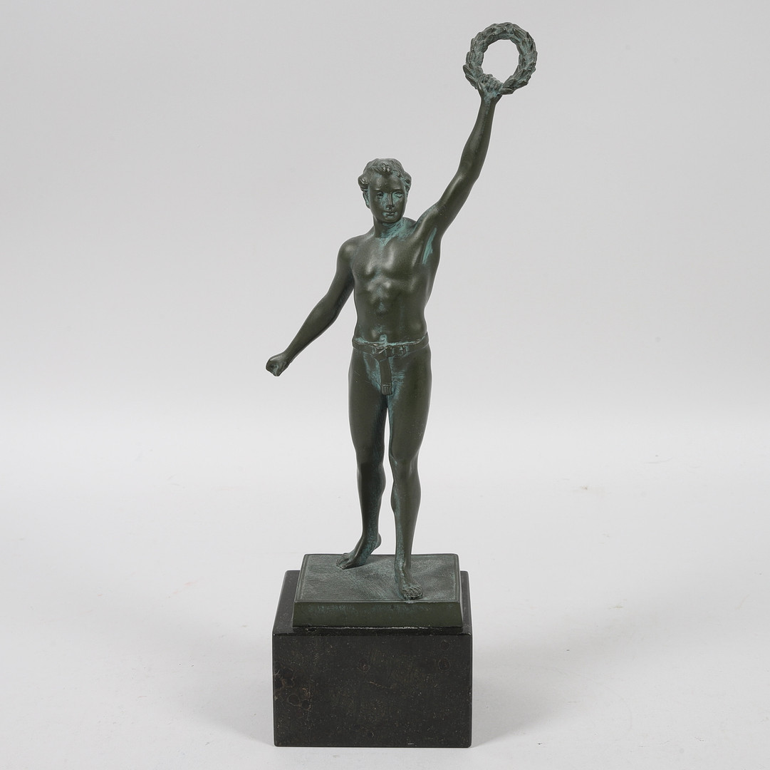 SKULPTUR på sockel av marmor, patinerad metall, atlet med segerkrans, 1900-tal.