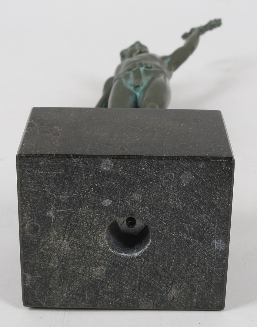 SKULPTUR på sockel av marmor, patinerad metall, atlet med segerkrans, 1900-tal.