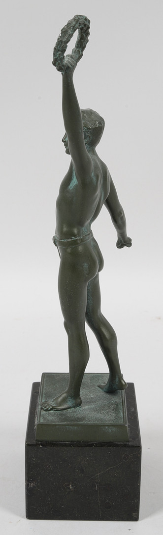 SKULPTUR på sockel av marmor, patinerad metall, atlet med segerkrans, 1900-tal.