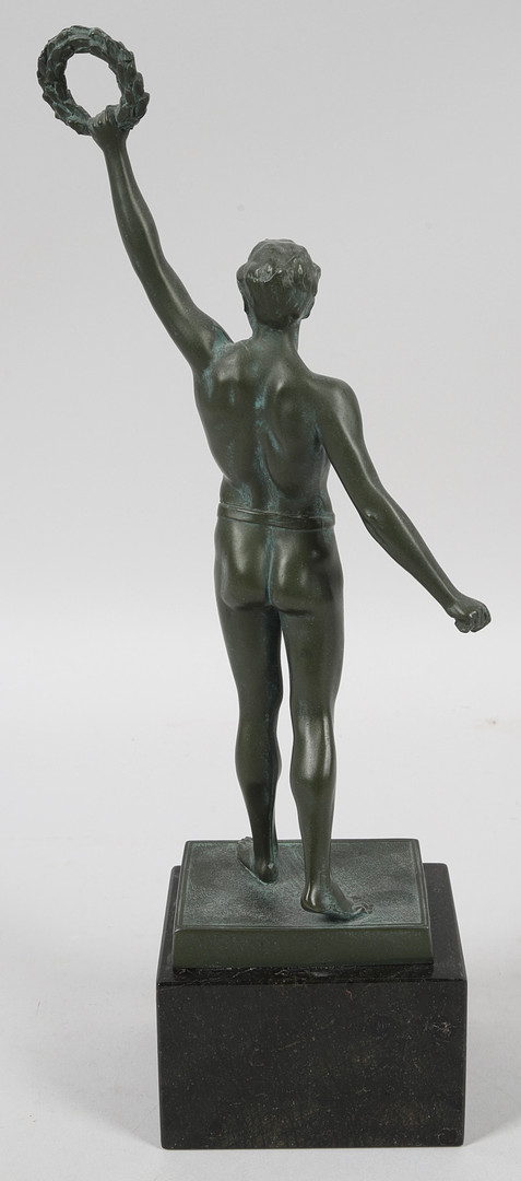 SKULPTUR på sockel av marmor, patinerad metall, atlet med segerkrans, 1900-tal.