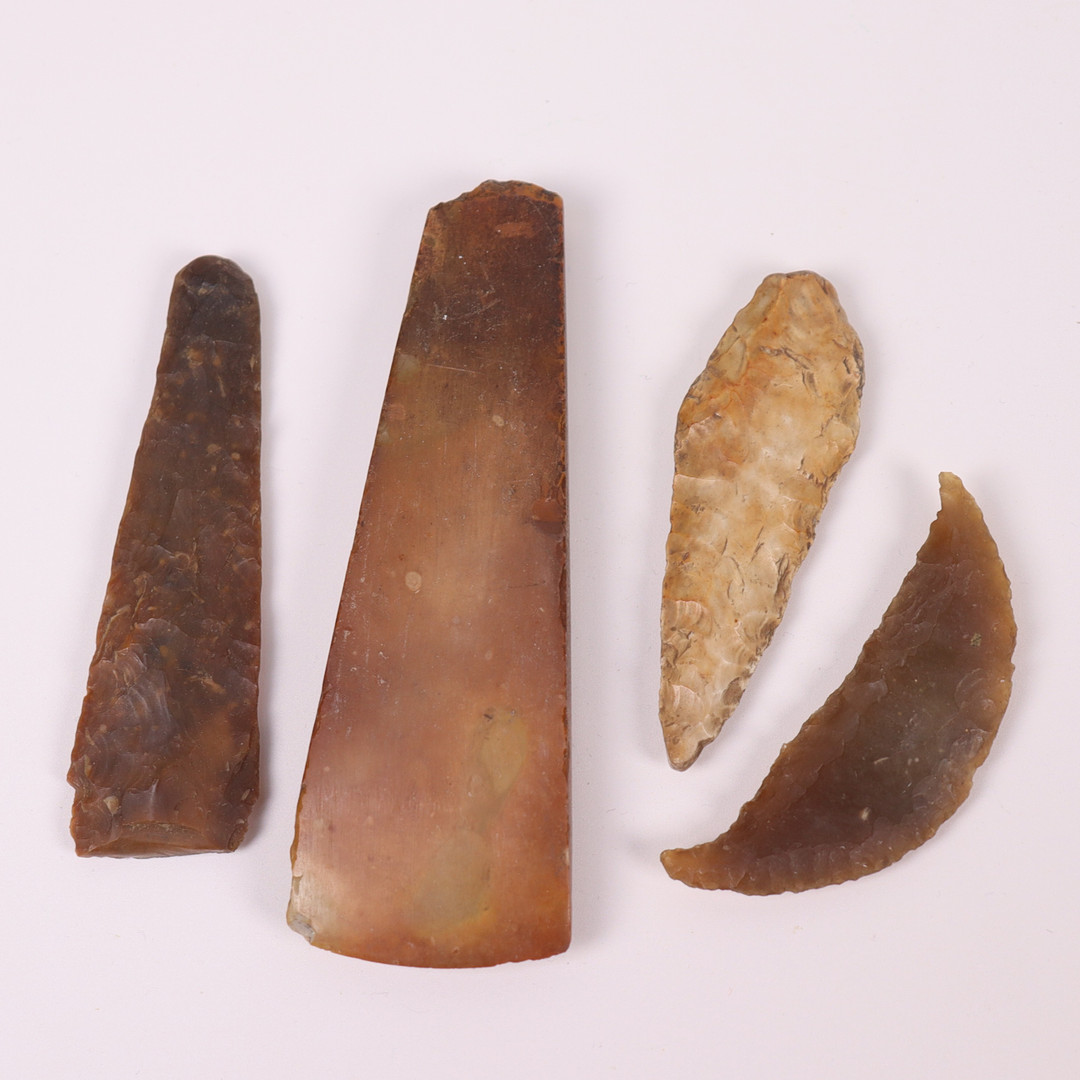 FLINTVERKTYG, yxa, skära mm, yngre stenålder, ca 2300-1700 f Kr, 4 delar.