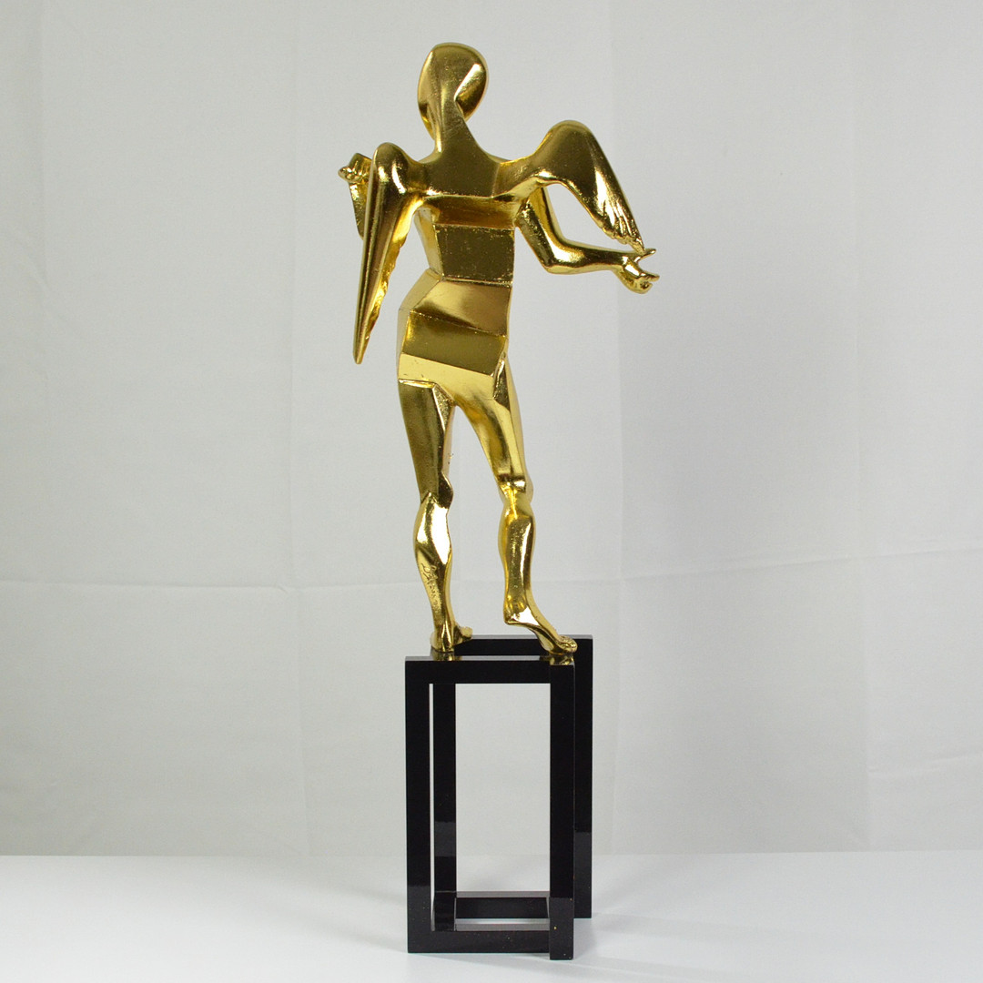 SALVADOR DALÍ (1904-1989). KUBISTISCHER ENGEL, 1983, BRONZESKULPTUR MIT GOLDENER PATINA, SCHWARZER SOCKEL, IN BRONZE SIGNIERT UND NUMMERIERT (243/990).