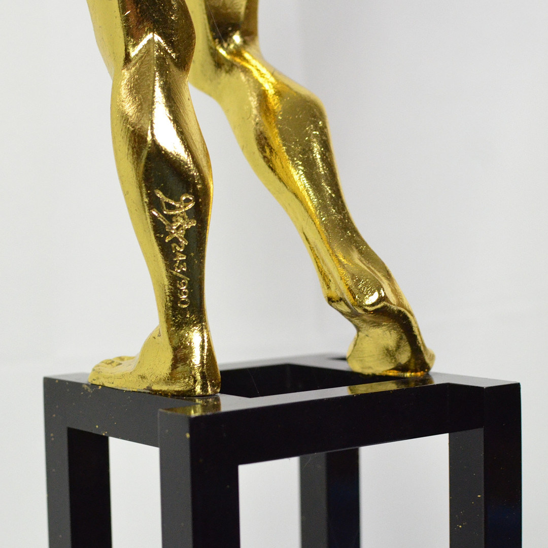 SALVADOR DALÍ (1904-1989). KUBISTISCHER ENGEL, 1983, BRONZESKULPTUR MIT GOLDENER PATINA, SCHWARZER SOCKEL, IN BRONZE SIGNIERT UND NUMMERIERT (243/990).