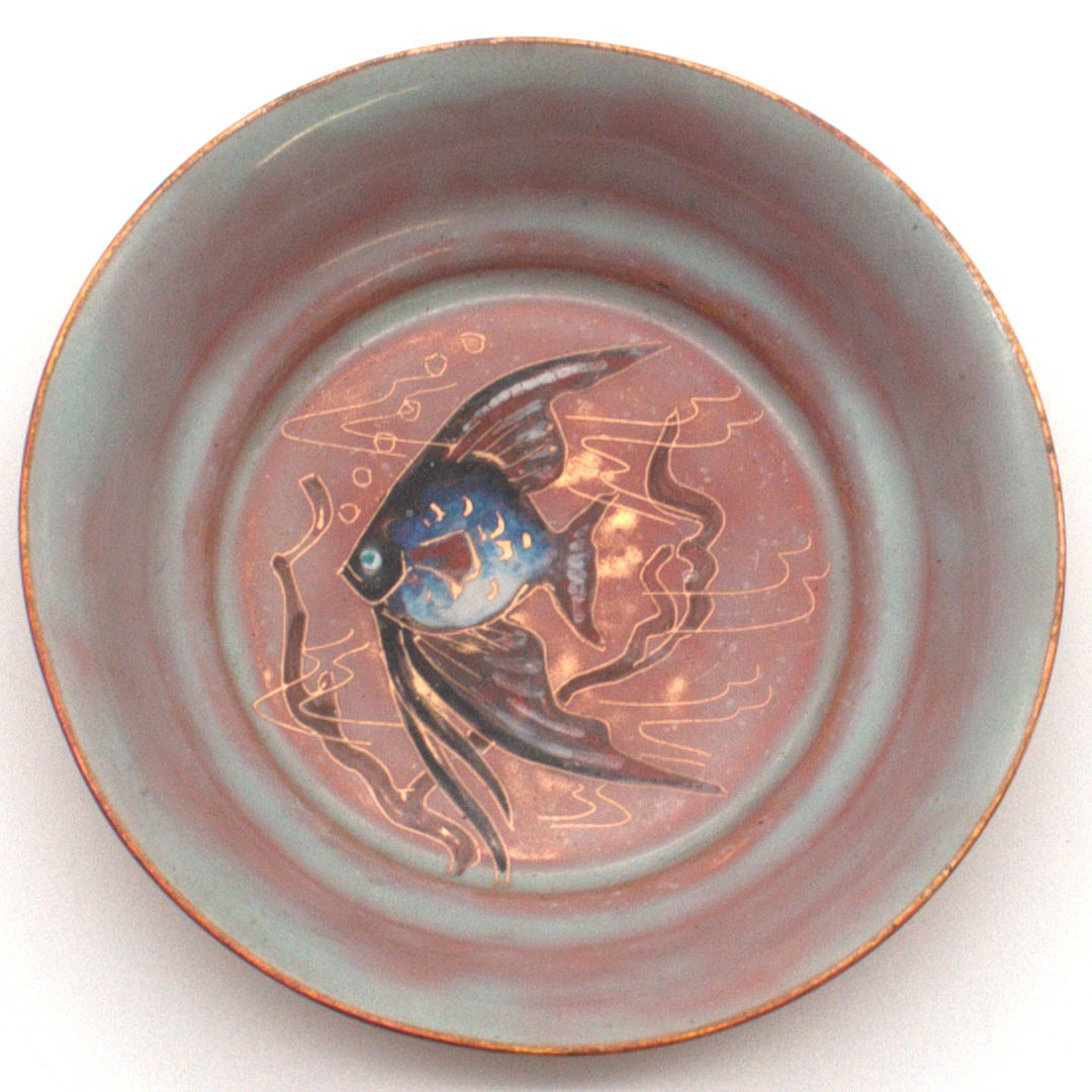 ART DÉCO KUPFER SCHALE MIT AUFWENDIGER EMALLIE DARSTELLUNG EINES FISCHS UM CA. 1940.