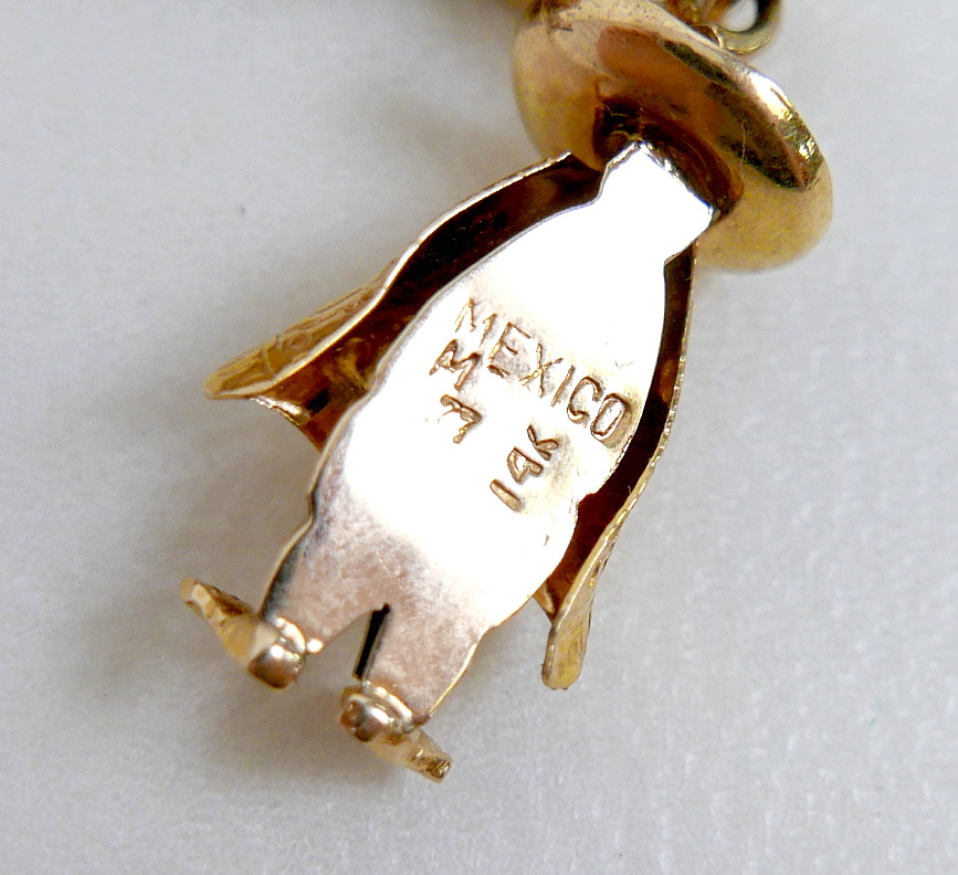 A 9CT GOLD CHARM BRACELET, FLAT CURB, WITH ASSORTED 9CT AND 14CT GOLD CHARMS.