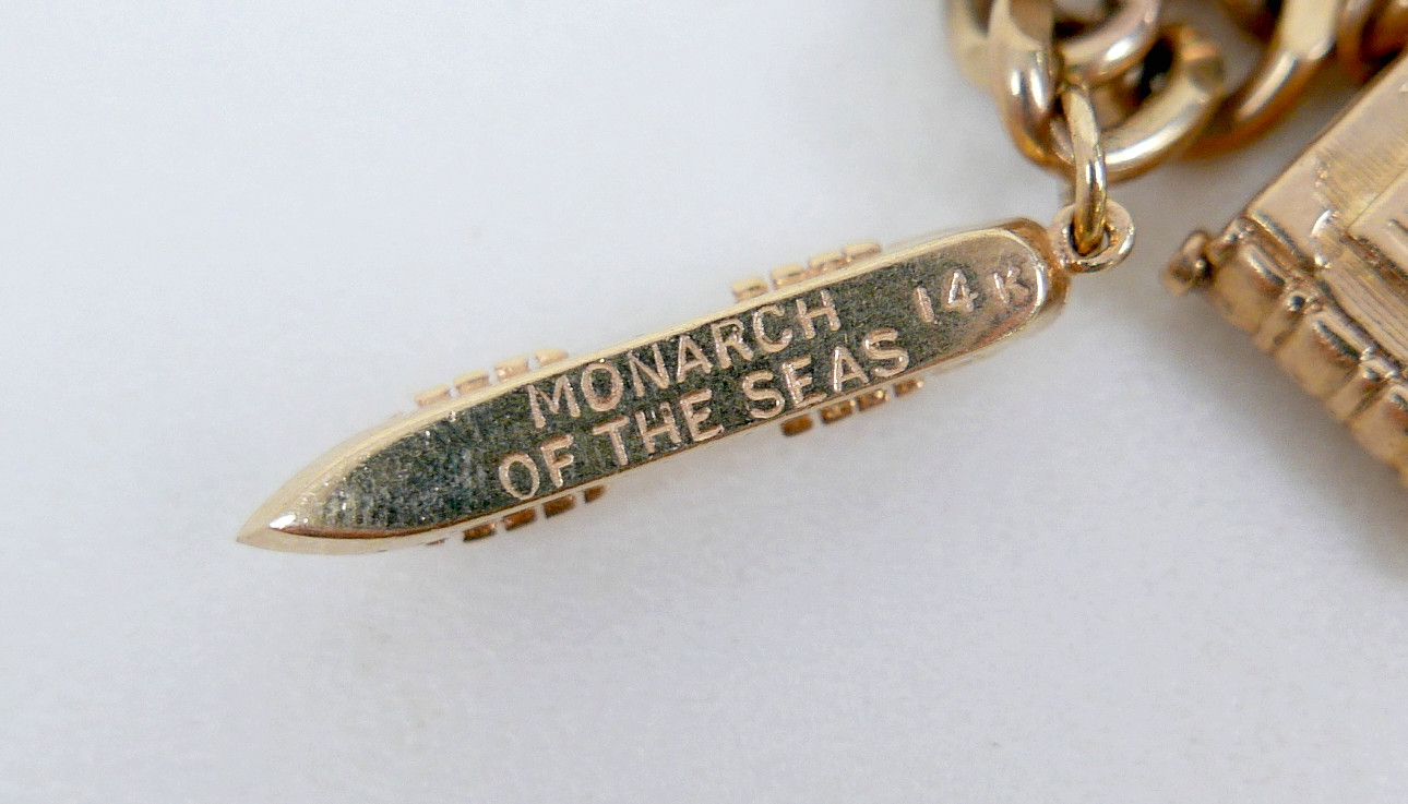 A 9CT GOLD CHARM BRACELET, FLAT CURB, WITH ASSORTED 9CT AND 14CT GOLD CHARMS.