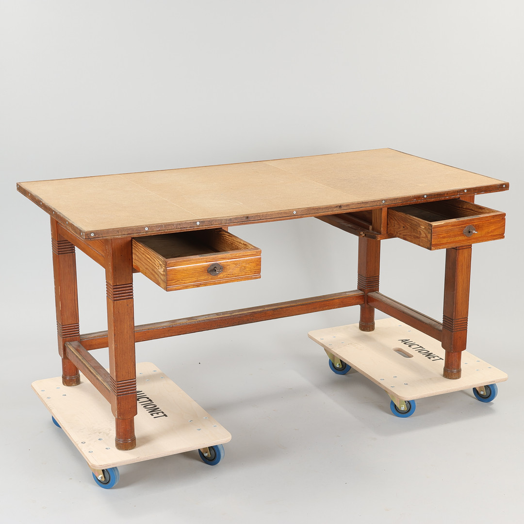 MARTIN NYROP. Skrivebord af fyrretræ, Rud. Rasmussens snedkerier, Danmark, 1900-tallets begyndelse.